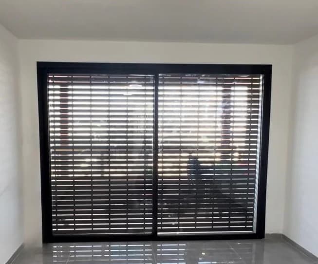 תריס אור בחלון עם מסגרת כהה