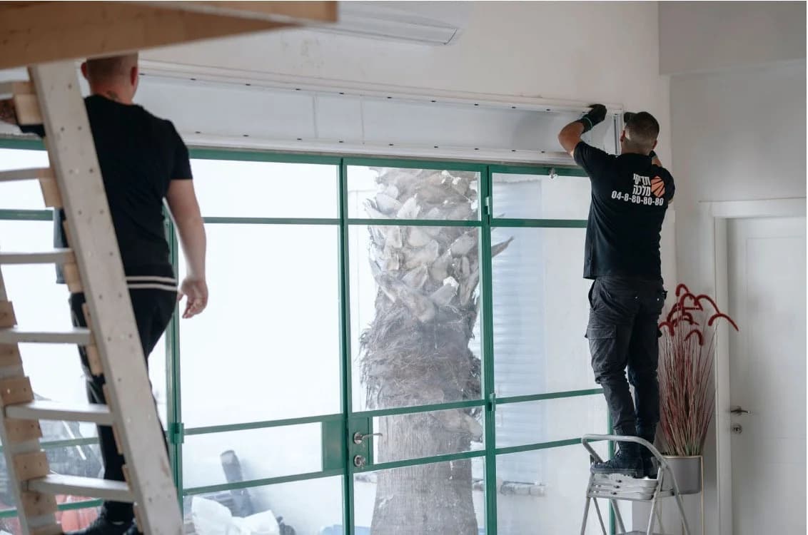 עבודה באזור ארגז תריס מעל חלון