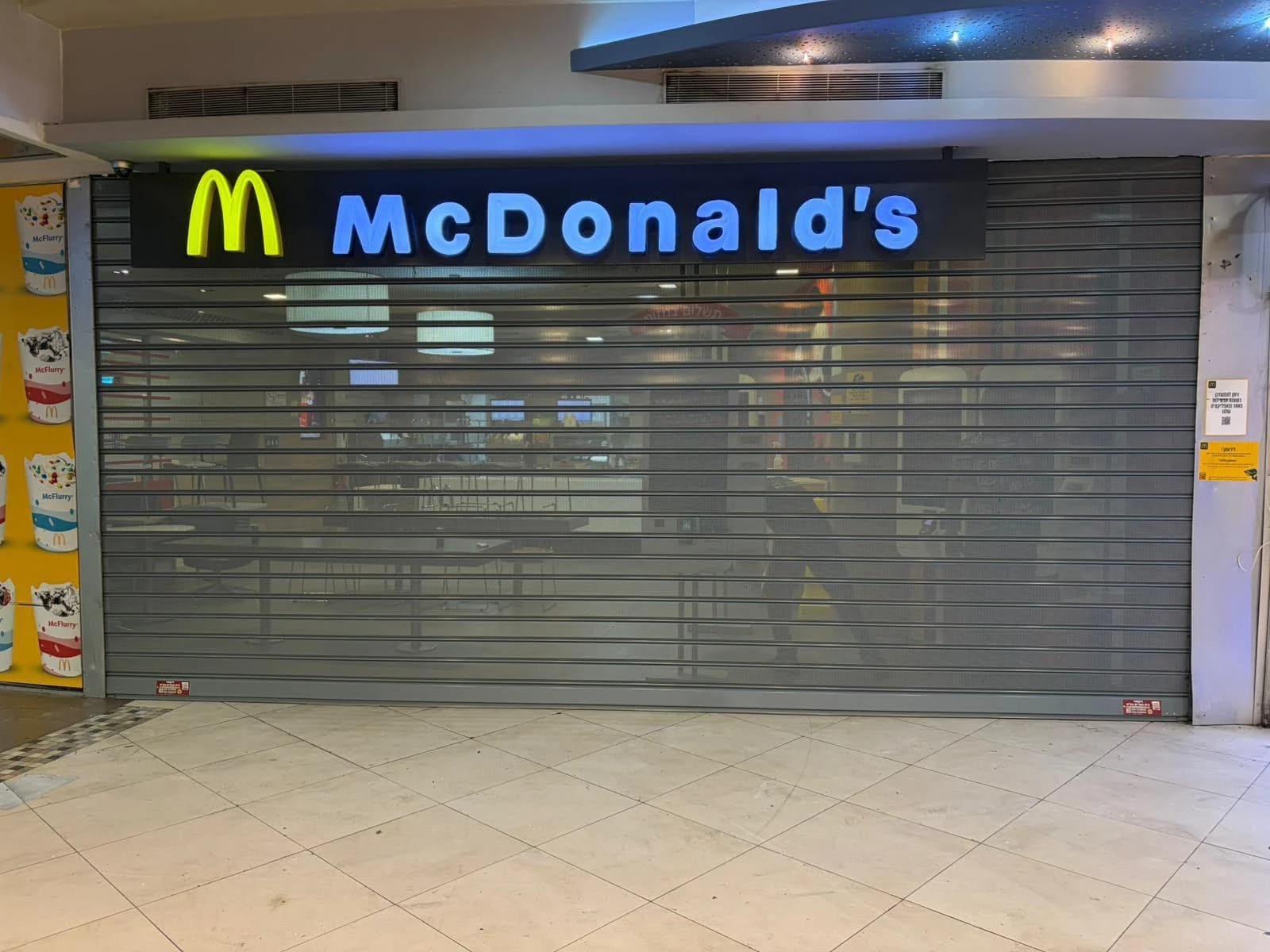 תריס ברזל בגוון אפור בחזית עסק